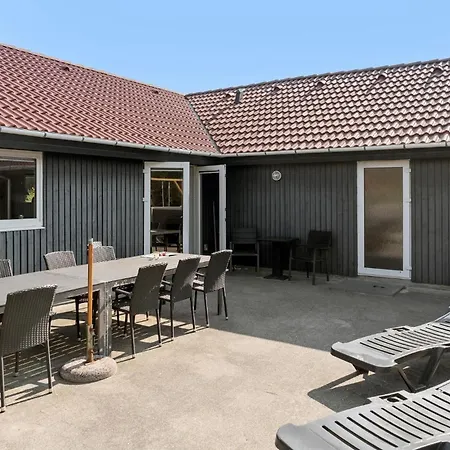Beach Front Home In Ringkobing With Sauna Hébergement de vacances