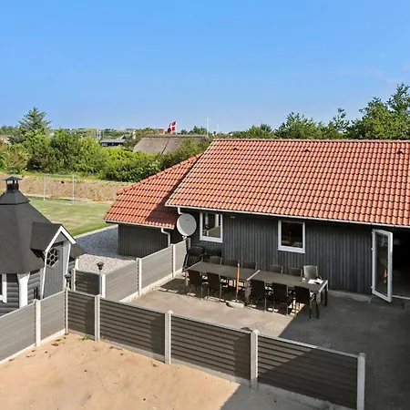 Beach Front Home In Ringkobing With Sauna Hébergement de vacances Ringkøbing
